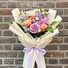 Букет цветов из:  Лизиантусы и Розы в Плавске