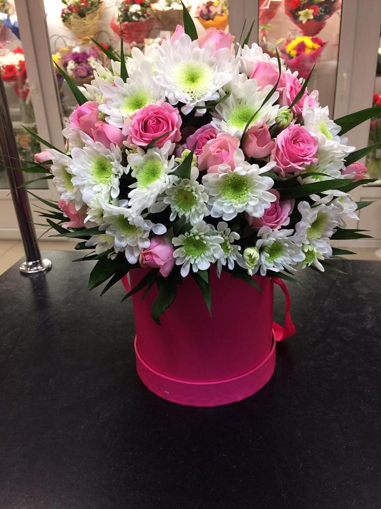 Цветочная композиция из Розы и Хризантемы в шляпной коробке в Плавске