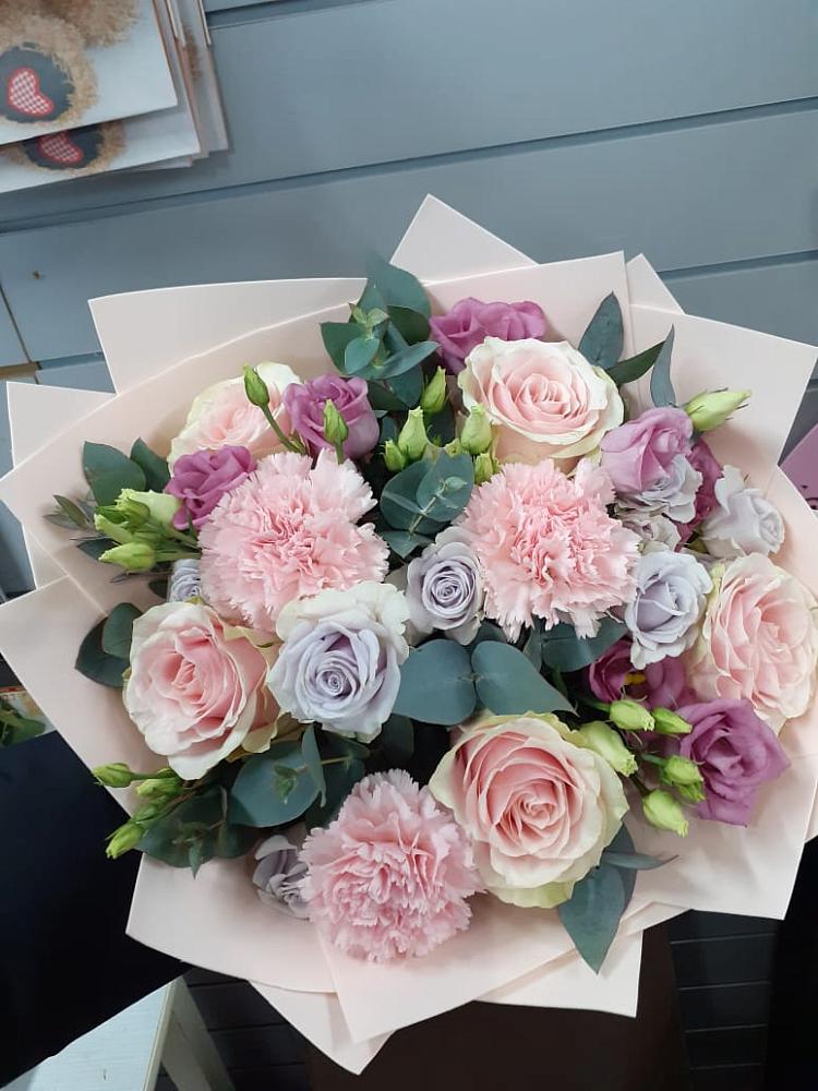 Букет цветов из: Розы, Гвоздики и Лизиантусы в Плавске