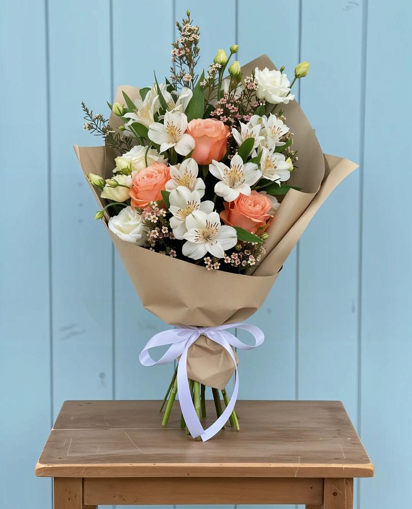 Букет цветов из: Альстромерии, Лизиантусы, Розы и Хризантемы в Плавске