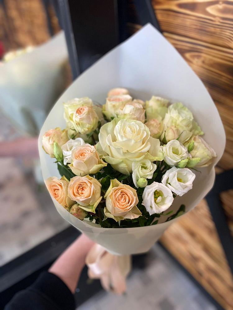 Букет цветов из: Розы и Лизиантусы в Плавске